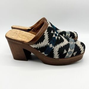 Korks Platform Lori Clogs in Aztec Blue White Black - US Women’s 9M